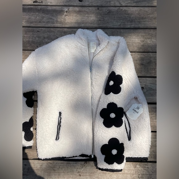 ✨Brand New✨ Fluffy Zippered Jacket - Picture 3 of 6